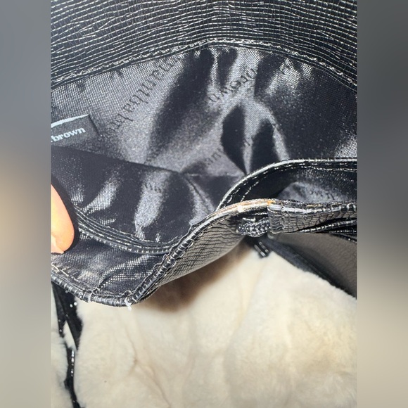 Samantha Brown Black Crocodile-Embossed Wristlet With Shoulder Straps - Picture 6 of 8